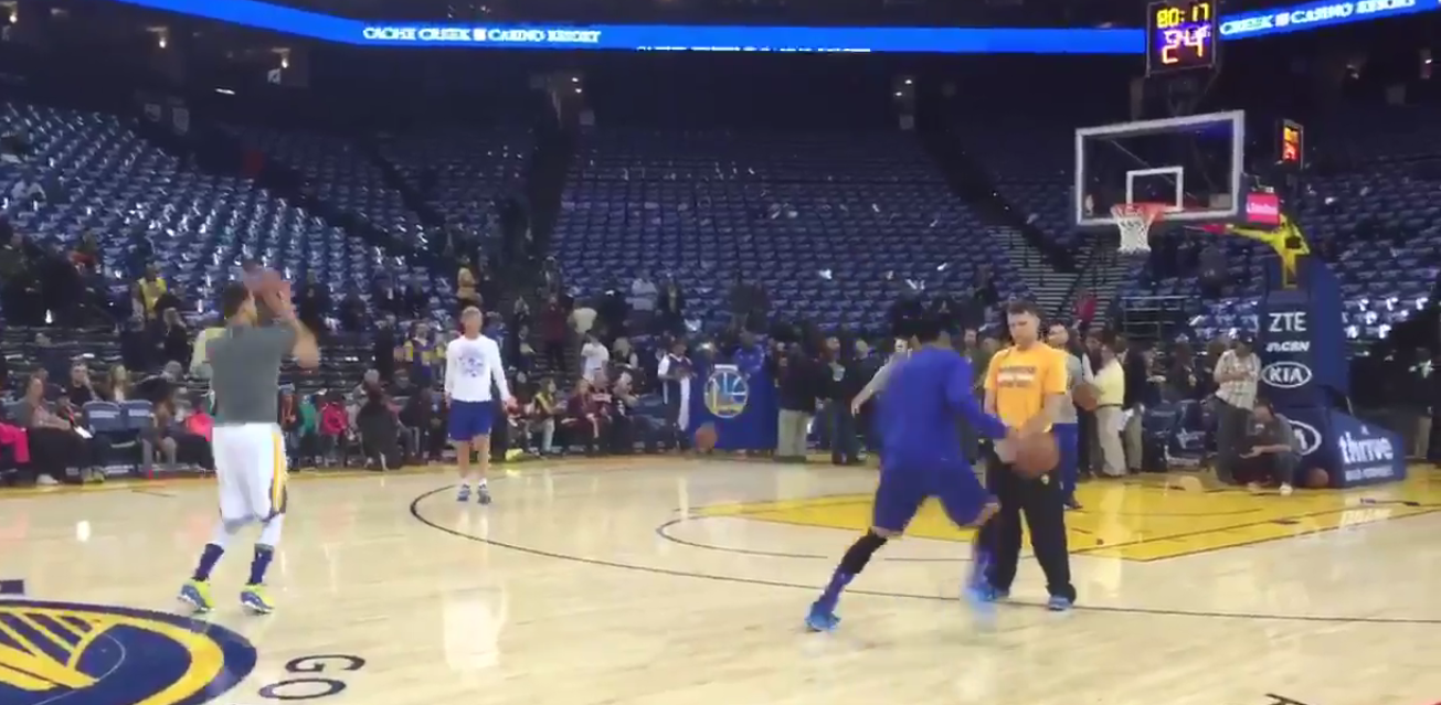 Indécent : Stephen Curry enquille les tirs à plus de 10 mètres !
