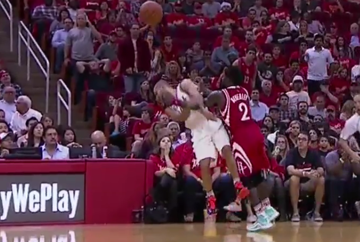 Tony Parker se mange la main de Patrick Beverley dans la face !