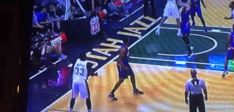 Craquage : La réaction de Trevor Booker sur l’énorme dunk d’Alec Burks