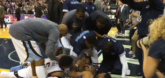 Craquage : Vince Carter envoie une bonne claque à Courtney Lee