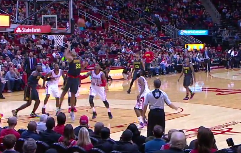 Walter Tavares craque complètement en tentant un smash…