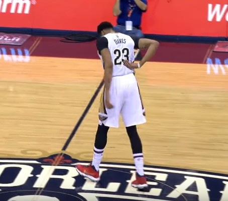 Anthony Davis se blesse… en plongeant de le public
