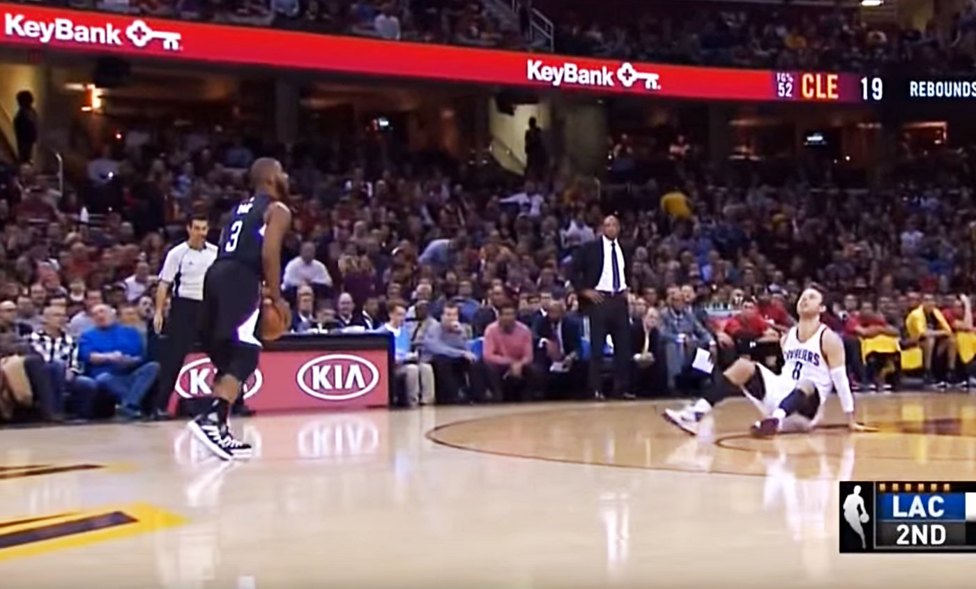 Chris Paul fracasse les chevilles de Dellavedova !