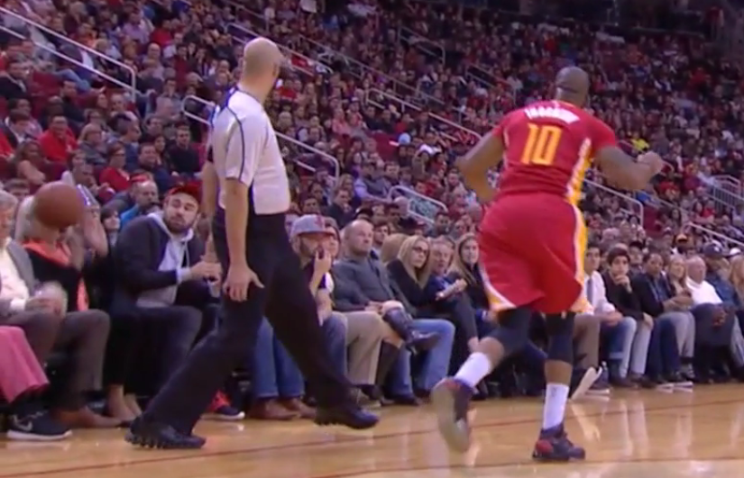 WTF : Dwight Howard rate sa passe et assomme une spectatrice !