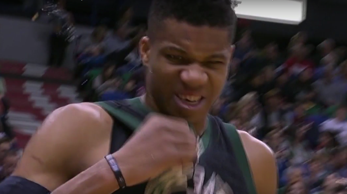 Giannis Antetokounmpo tombe de haut et perd une dent !
