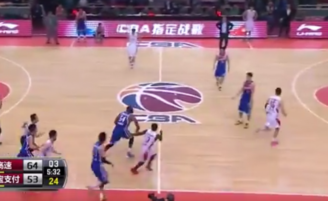 Jason Maxiell poursuit un adversaire chinois pour le frapper !