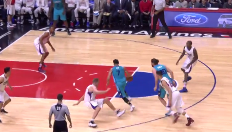 Sale : Jeremy Lin met le pauvre Cole Aldrich sur le cul !