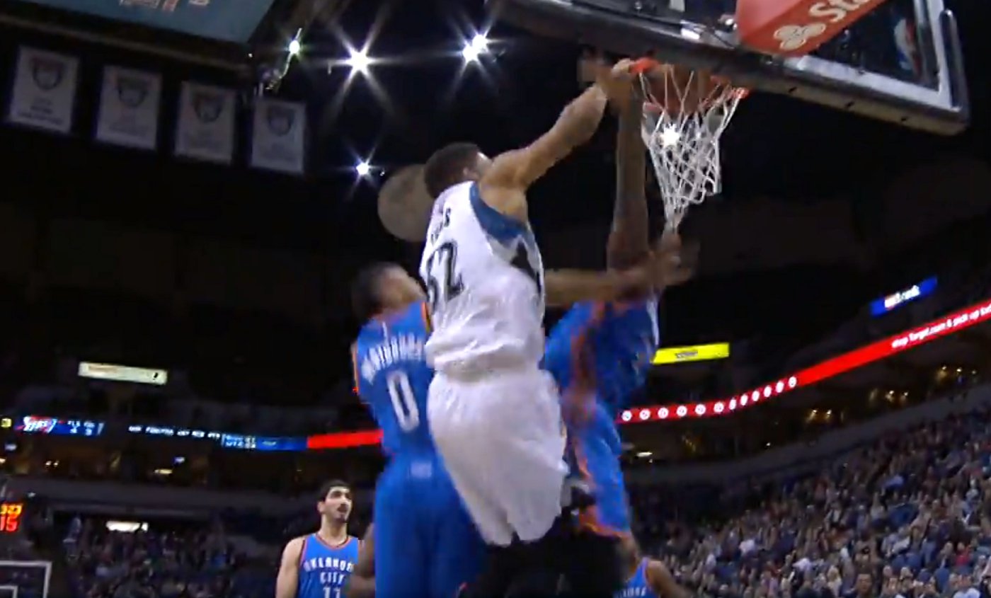 Poster : Karl-Anthony Towns monte sur la défense du Thunder