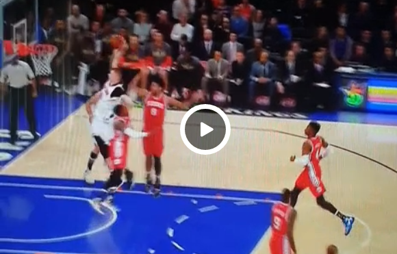 Kristaps Porzingis claque un gros tomar contre les Sixers