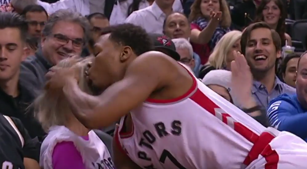 Kyle Lowry atterrit sur une femme… et se fait pardonner avec un bisou