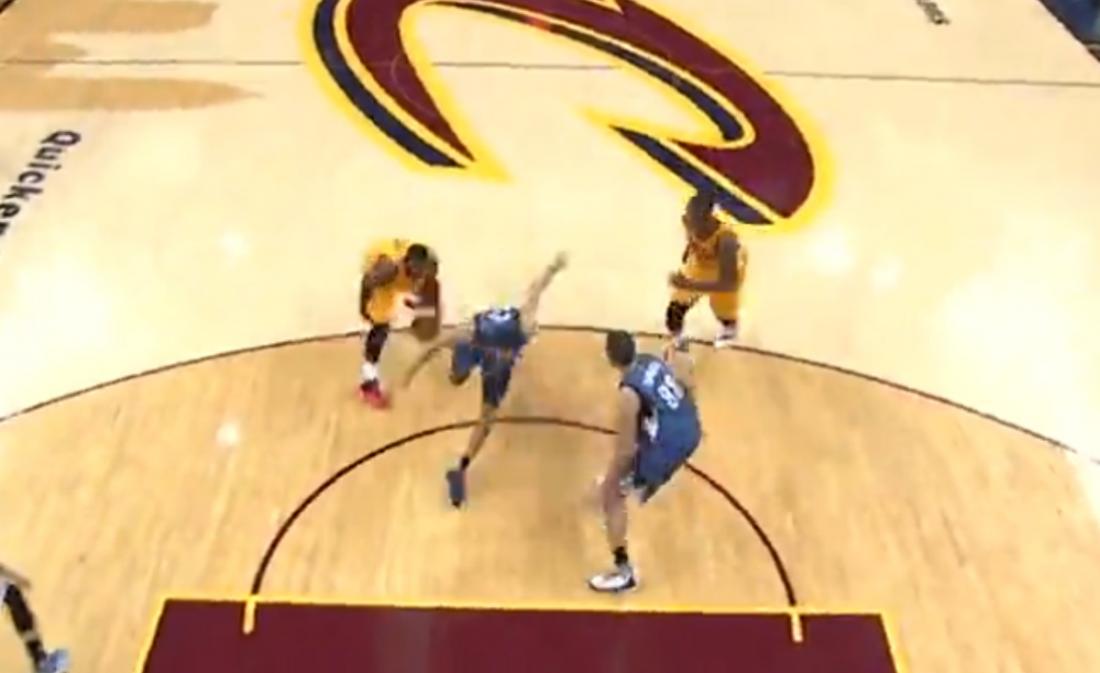 Kyrie Irving casse les chevilles de Tayshaun Prince