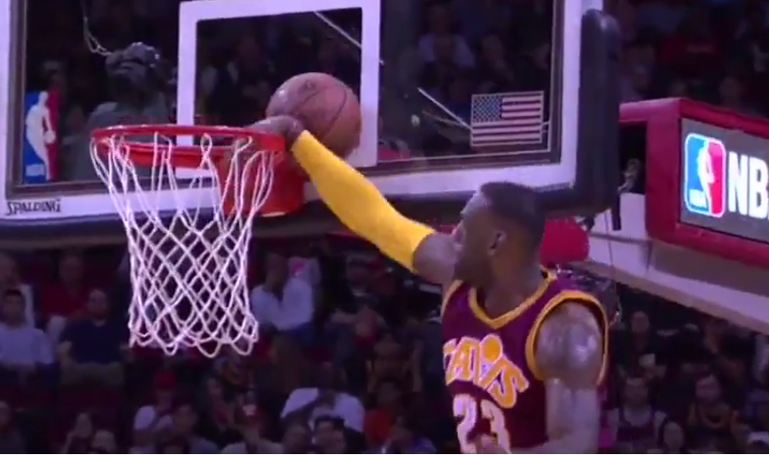 WTF : LeBron James rate son alley-oop et coince le ballon !