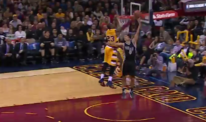Wow : le superbe contre de LeBron James sur Manu Ginobili !