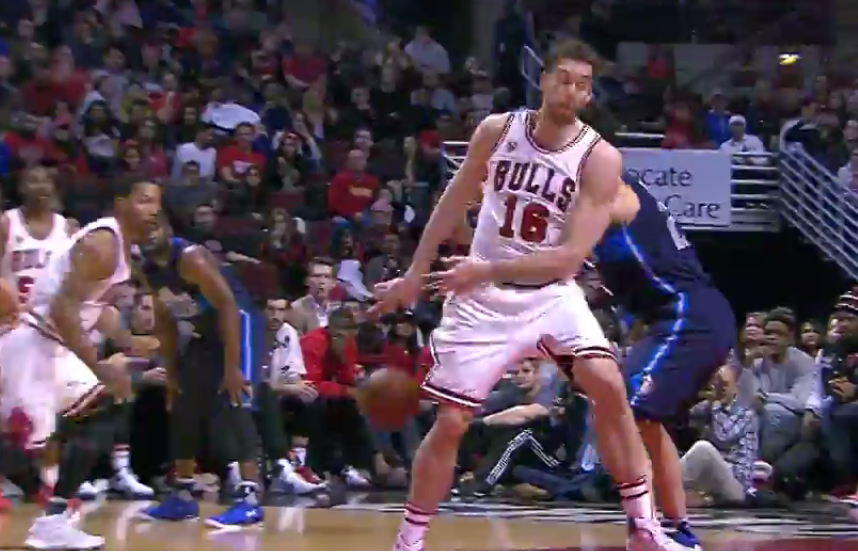 Magie : la superbe passe de Pau Gasol pour Derrick Rose !