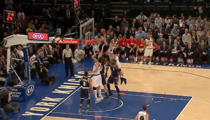 NBA Top 10 : Porzingis dunke au-dessus de 1566465 joueurs du Thunder !