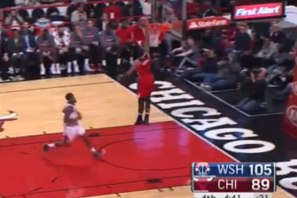 Ramon Sessions foire lamentablement un dunk