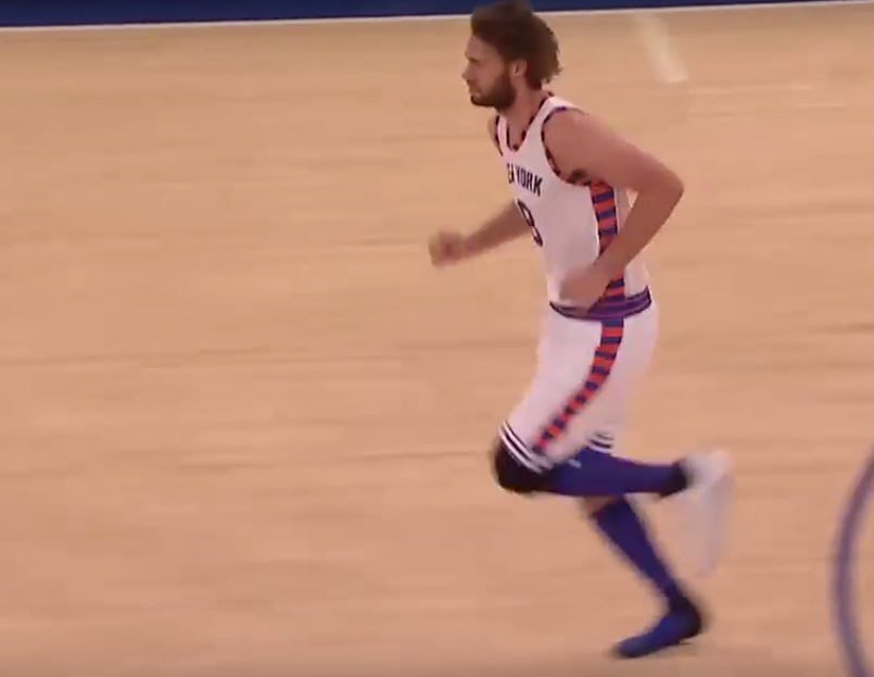 Robin Lopez perd sa chaussure… et continue de jouer pendant une minute