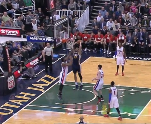 Top 10 : Rudy Gobert grimpe sur Andre Drummond !