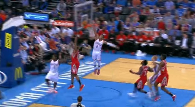Replay : Russell Westbrook scotche James Harden sur la planche