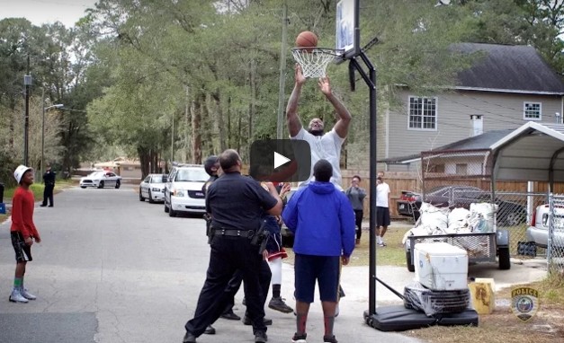 La police joue contre des jeunes… avec Shaq !