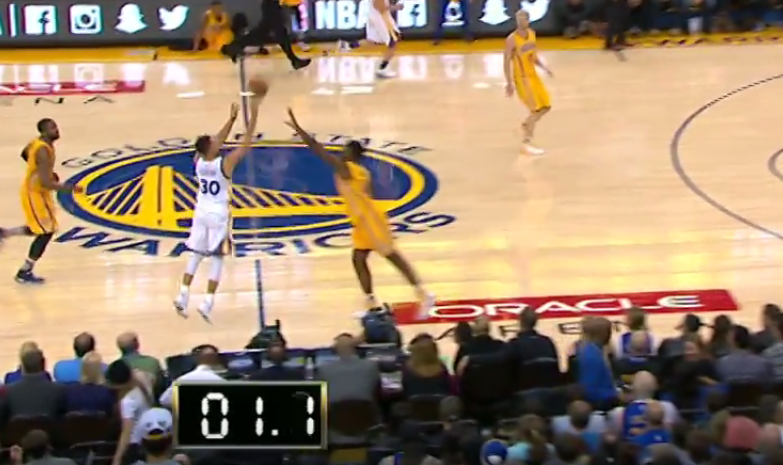 Insolent : le tir de Stephen Curry du milieu du terrain !