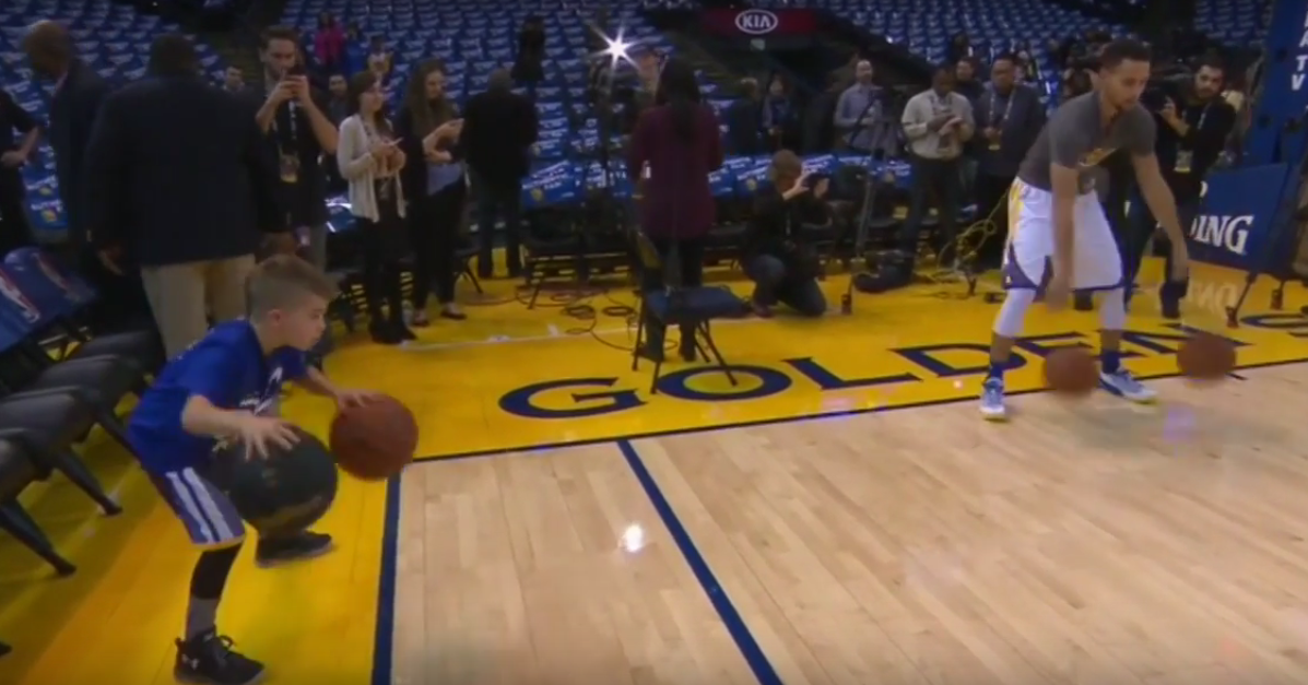 Classe : Stephen Curry invite un jeune fan pour sa routine d’avant-match