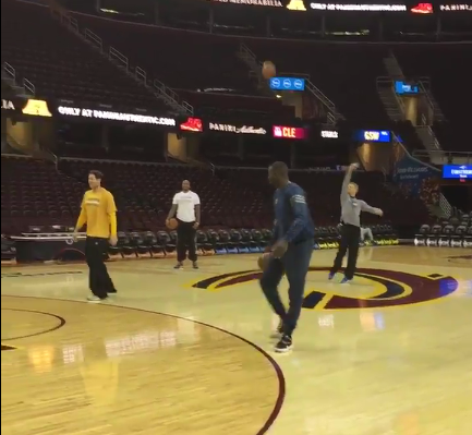 WOW : Steve Kerr réussit un énorme tir du milieu du terrain !