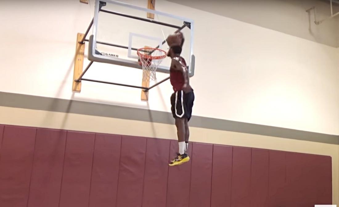 Will Bunton embrasse le cercle… en dunkant !