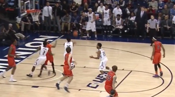 WTF ??? Il fait la passe… à un remplaçant !