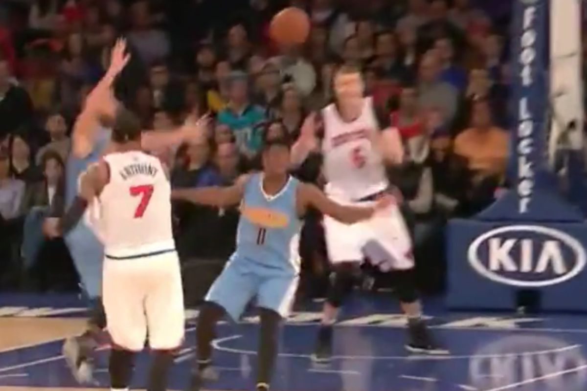 Quand Carmelo Anthony lâche une passe magique pour Porzingis