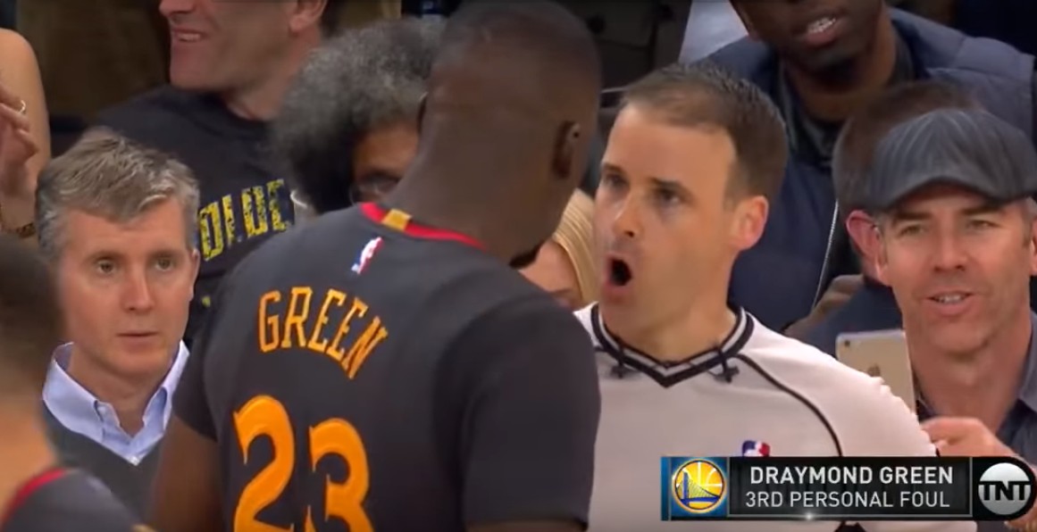 Quand Draymond Green met un coup de pression à l’arbitre