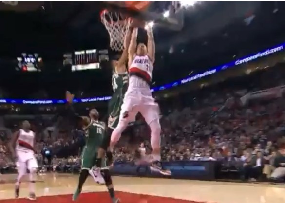 Giannis Antetokounmpo scotche méchamment Mason Plumlee