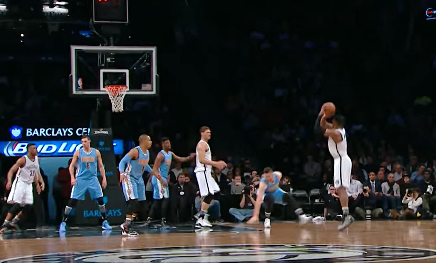 Violent : Joe Johnson fait tomber Nurkic sur un cross