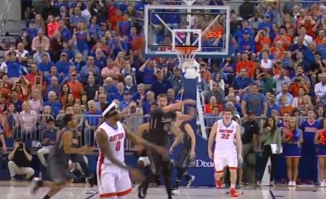 Le tir au buzzer complètement fou de Josh Henderson !