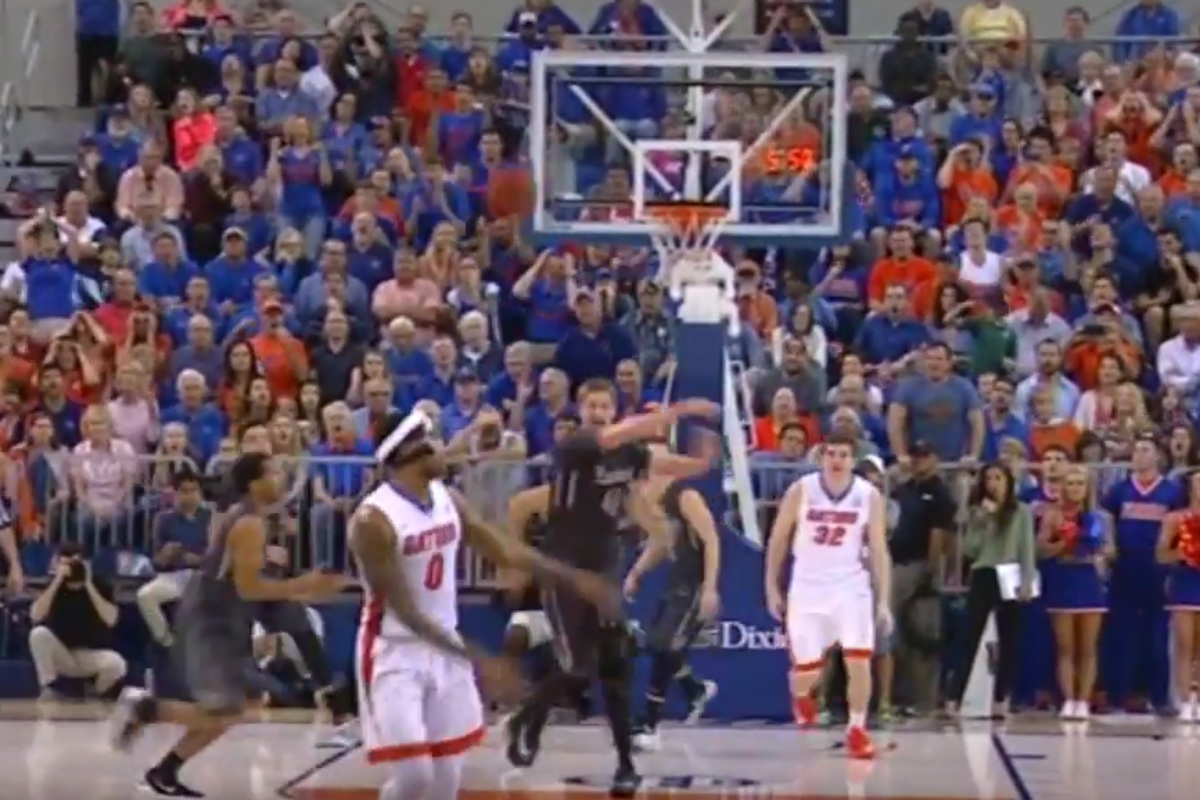 Le tir au buzzer complètement fou de Josh Henderson !