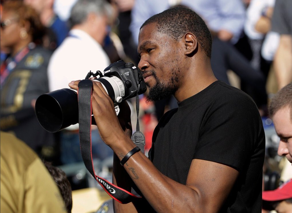 Kevin Durant a un job d’appoint : photographe de presse