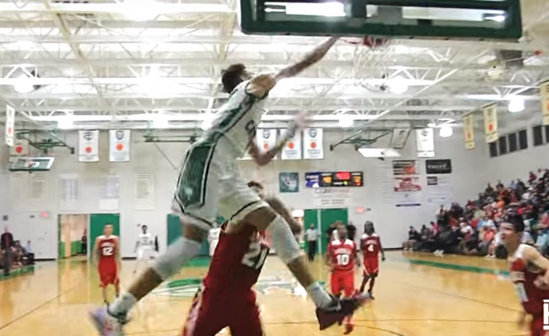 Kevin Knox cale deux énormes poster dunks au lycée