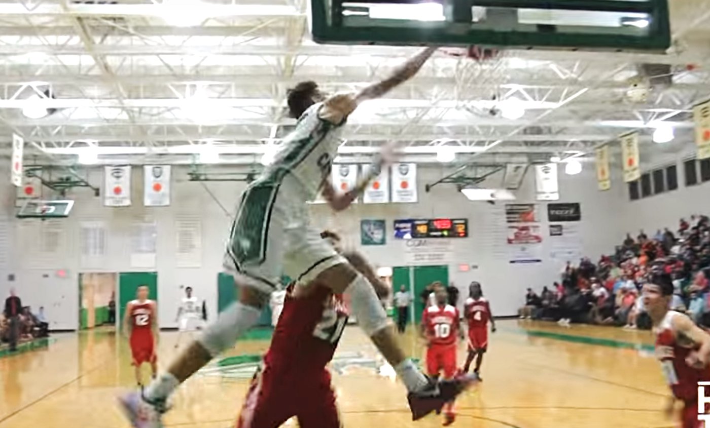 Kevin Knox cale deux énormes poster dunks au lycée