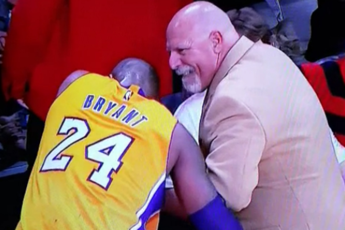 Beurk : Kobe Bryant se fait remettre un doigt en place en live