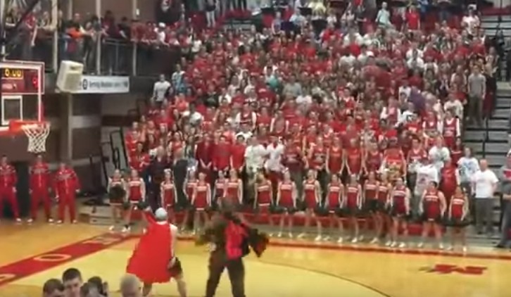 High-School : Un match tourne à la baston… à cause d’une mascotte