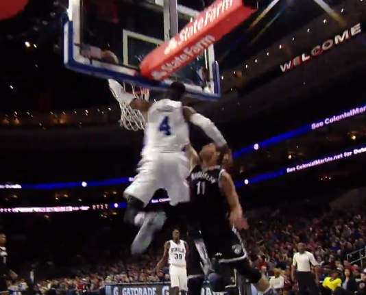 NBA Top 10 : Nerlens Noel met Brook Lopez sur un poster