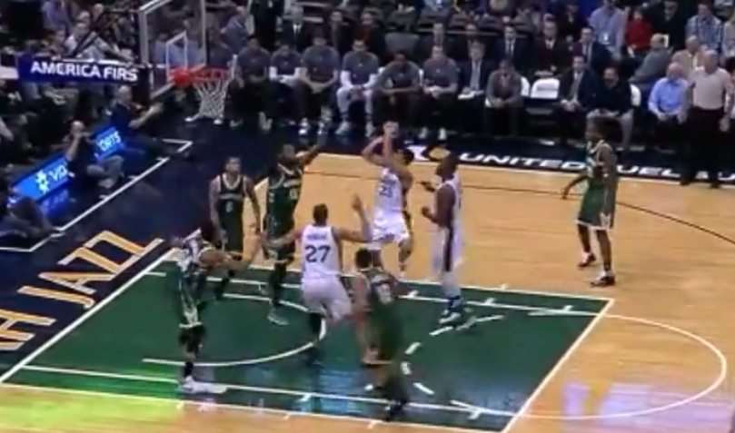 Magnifique : Raul Neto réalise un move à la Steve Nash !