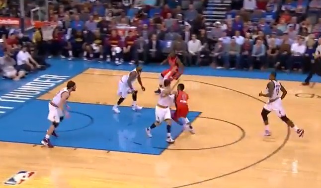 Violent : L’énorme tomar de Russell Westbrook