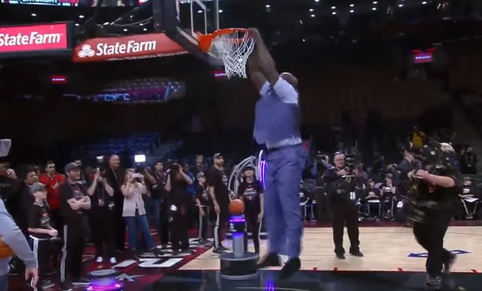 Shaquille O’Neal claque un énorme dunk en costard !