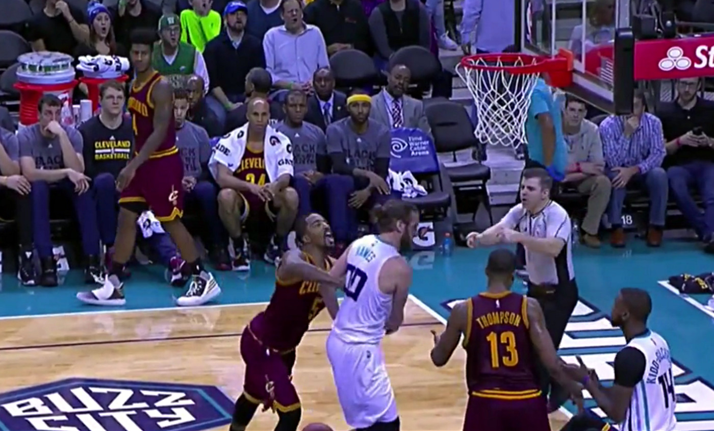 Ça a chauffé entre J.R Smith et Spencer Hawes !