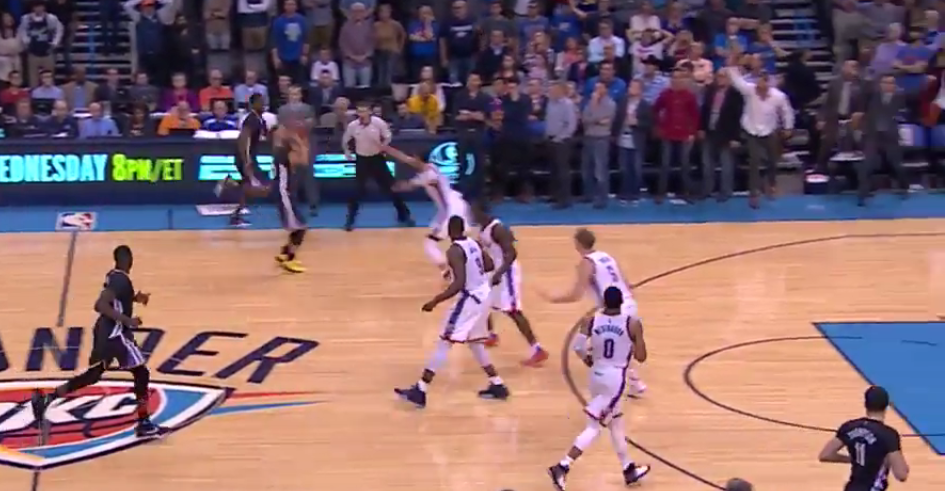 WOW : Stephen Curry marque le panier de la victoire à 11 mètres !