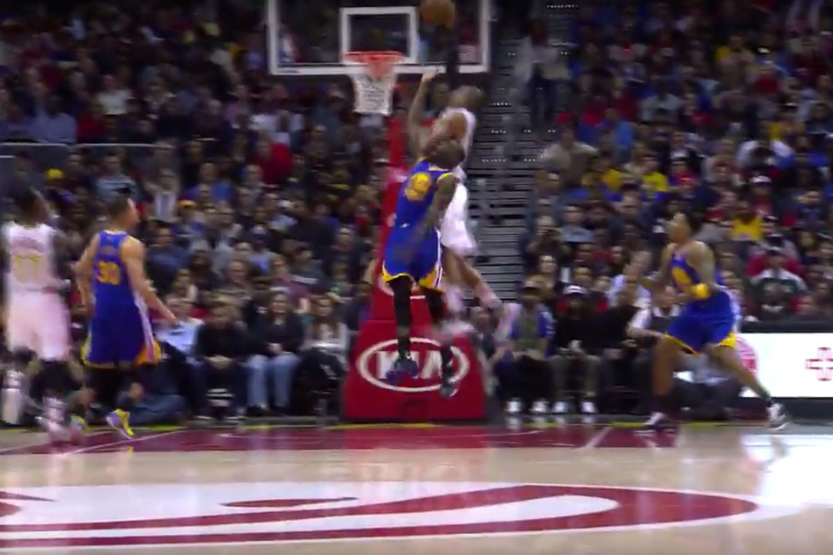 Top 10 : Al Horford grimpe sur Draymond Green !