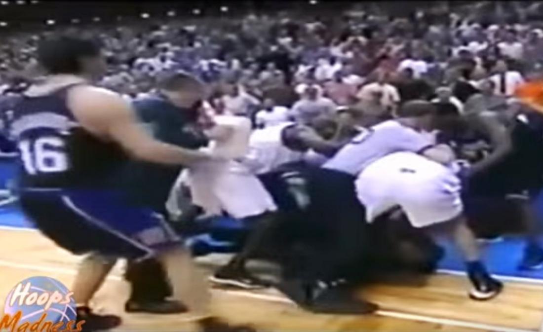 La baston oubliée entre Tracy McGrady et Bobby Jackson