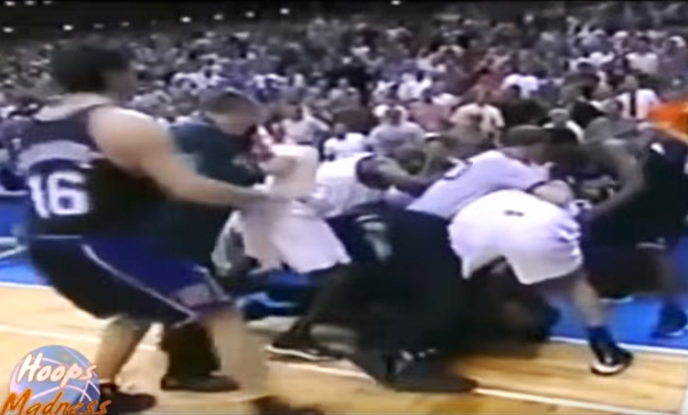 La baston oubliée entre Tracy McGrady et Bobby Jackson