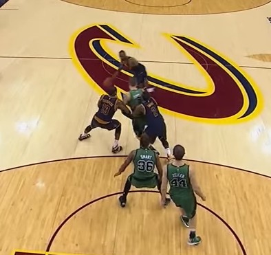 Quand Kyrie Irving et Tristan Thompson tentent…. une prise de catch !